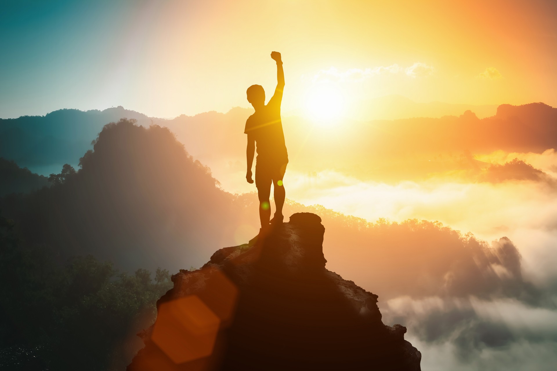 Siluetta dell'uomo positivo che festeggia sulla cima della montagna, con le braccia alzate, la sagoma dell'uomo in piedi sulla collina, gli affari, il successo, la vittoria, la leadership, il concetto di realizzazione. Avventura di viaggio in libertà.